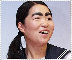 イモトアヤコの卒アルが可愛い 現在の年収やマイルは 妹が無視してた エンタmix